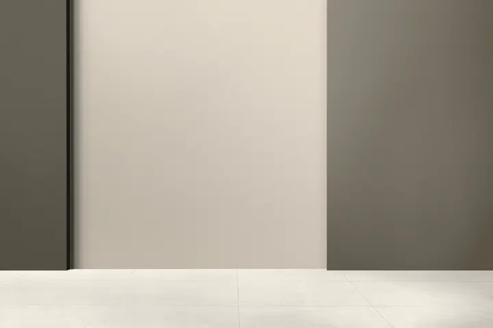 Sala clara e vazia, ambiente neutro em tons monocromáticos.